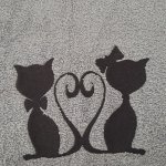 serviette gris brodée  ' chats amoureux ' à personnaliser